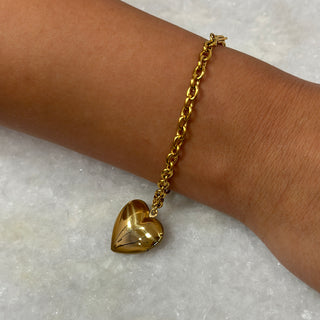 Engraved special heart bracelet